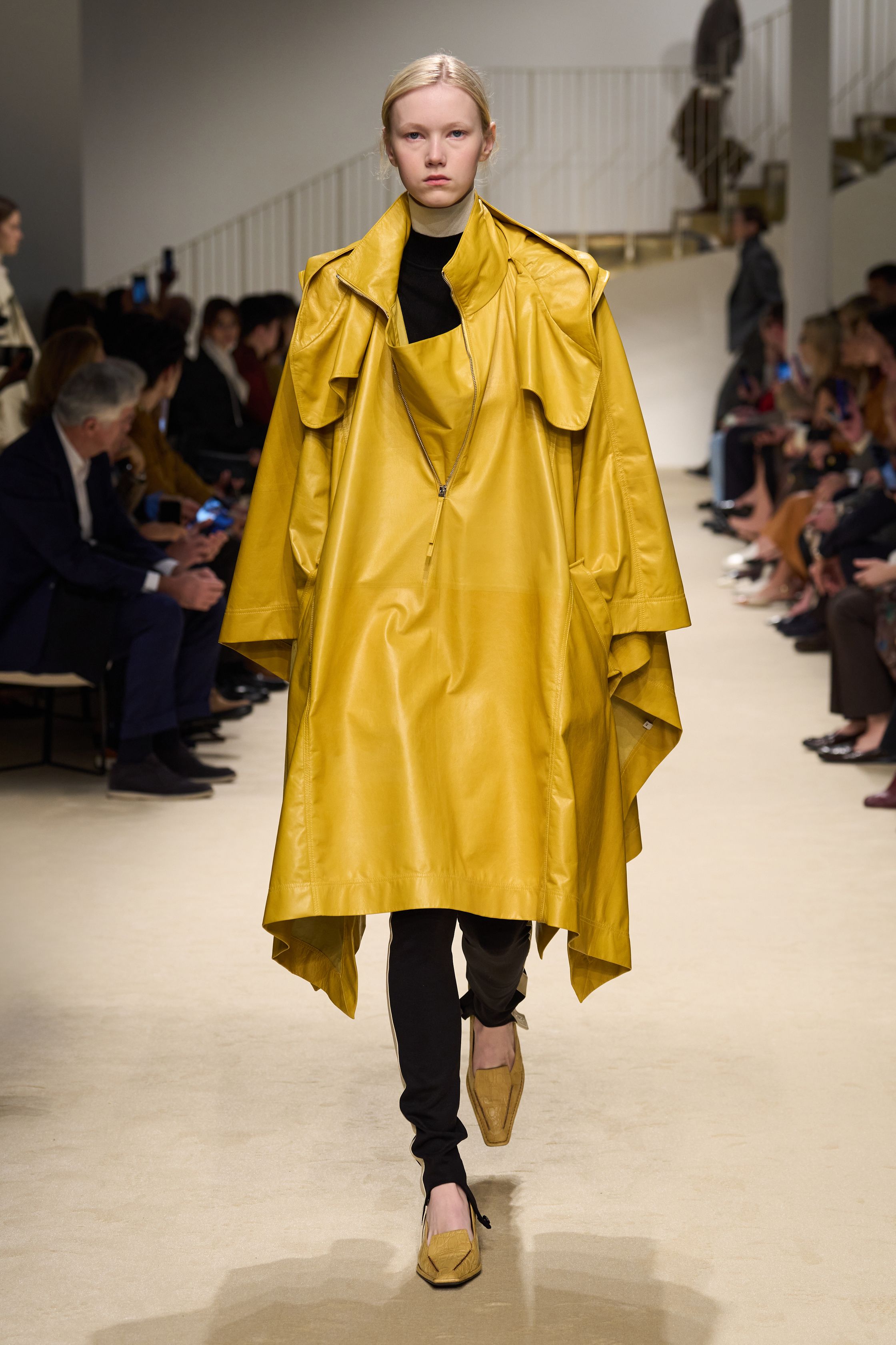 Tod’s以黄皮革与深棕麂皮强化意式高级休闲，廓形外套成为核心造型支点,黄皮革为视觉焦点色；意式功能外套增强通勤市场；皮革+针织叠搭提升实穿度-顽石频道趋势研究